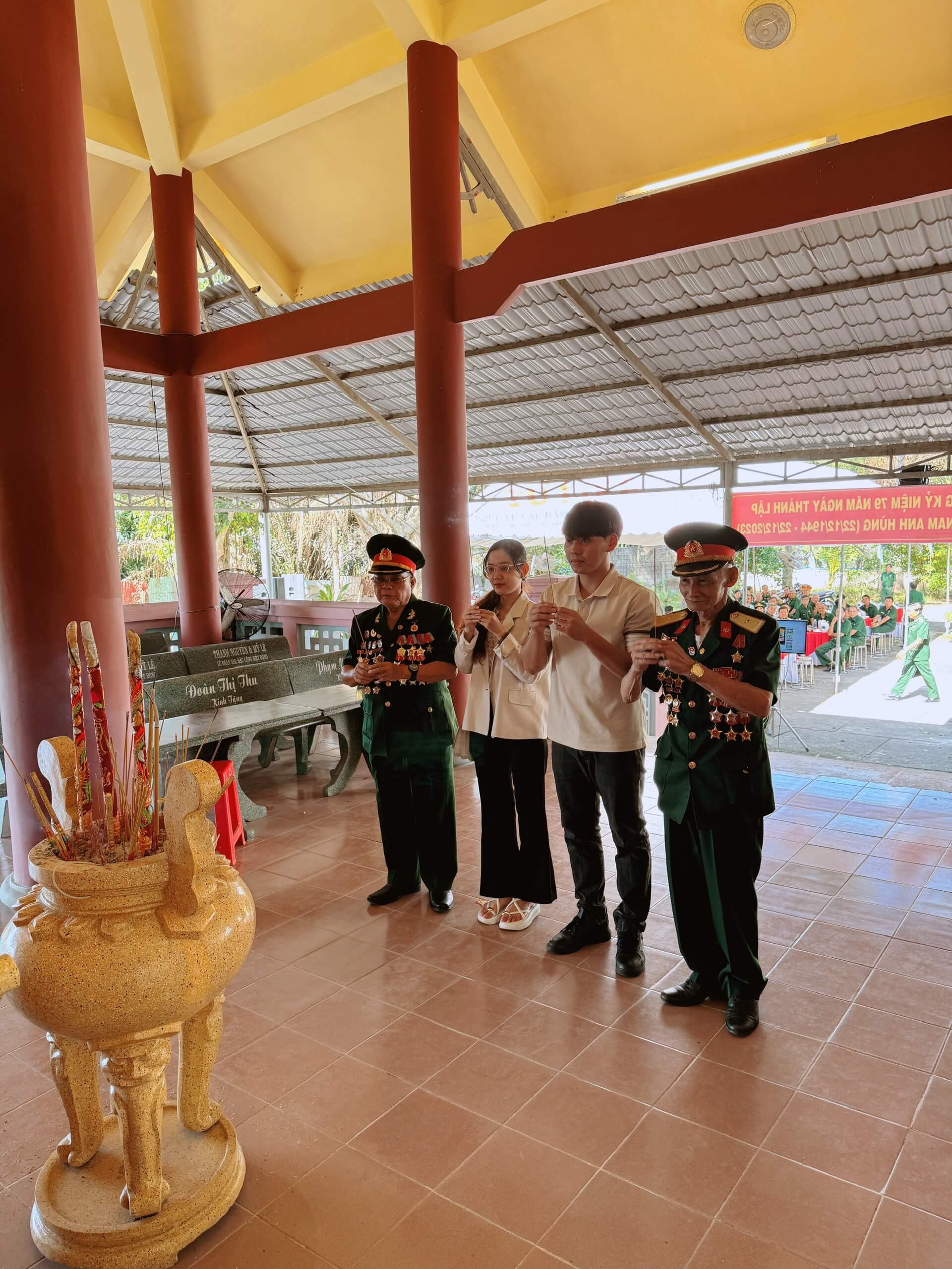 Phóng viên VPĐD tại TP. HCM thắp nhang tưởng niệm tại Đền Gia Định Phóng viên VPĐD tại TP. HCM thắp nhang tưởng niệm tại Đền Gia Định