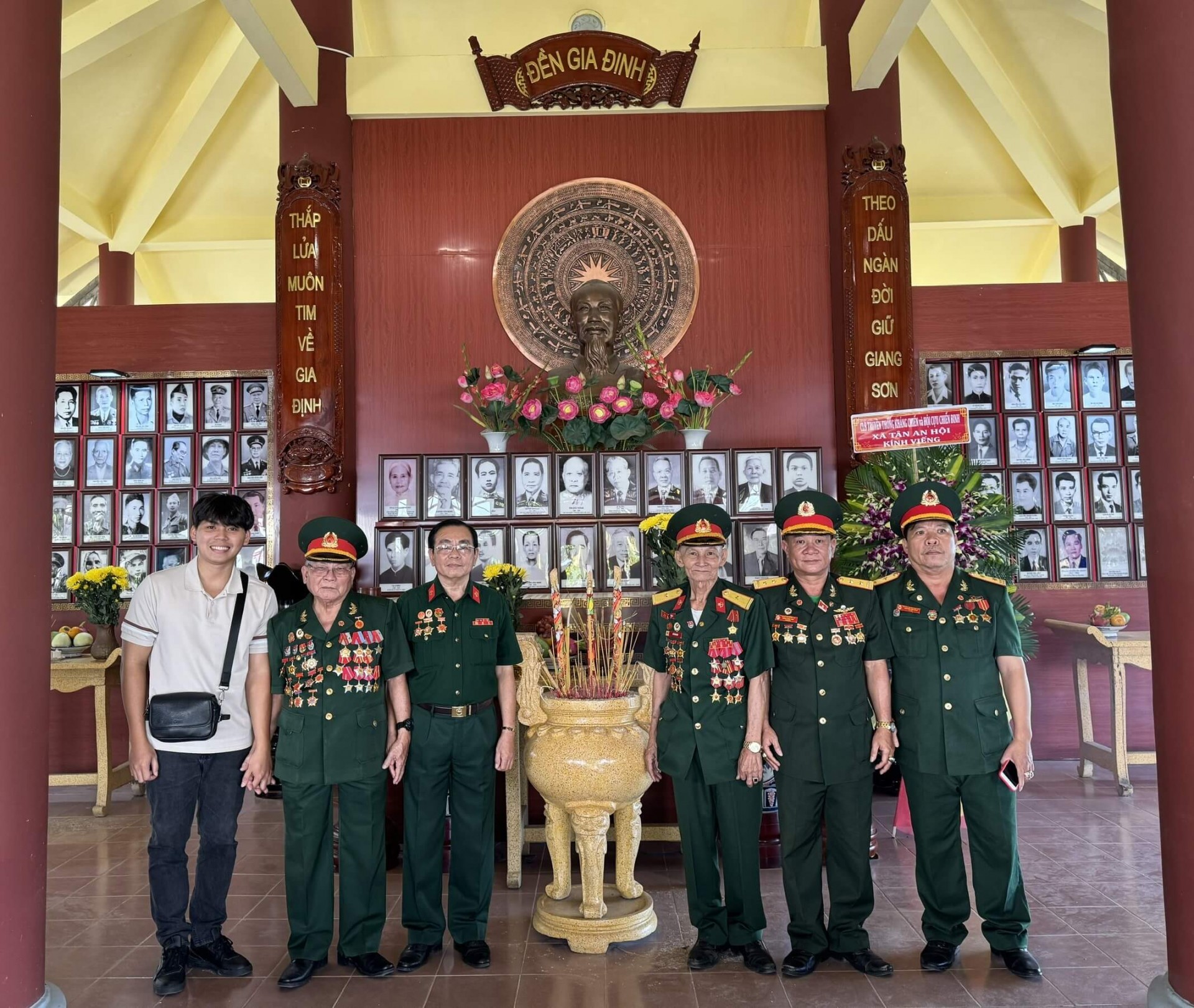 Nhà báo Phạm Anh Tuấn và đoàn phóng viên VPĐD tại TP. HCM chụp ảnh lưu niệm cùng ban tổ chức Nhà báo Phạm Anh Tuấn và đoàn phóng viên VPĐD tại TP. HCM chụp ảnh lưu niệm cùng ban tổ chức