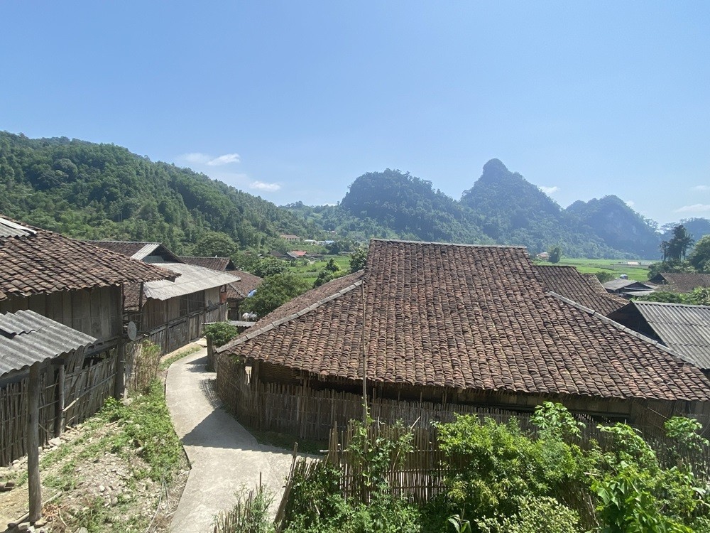 Lưng dựa vào núi, mặt hướng cánh đồng xanh ngát, những ngôi nhà cổ có tuổi đời hàng trăm năm là niềm tự hào của đồng bào Tày ở Bản Vèn, xã Kim Hỷ (Na Rì).