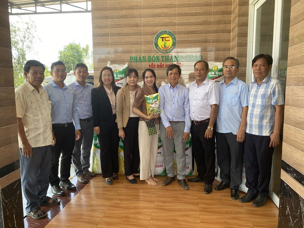 kiểm tra Chương trình NTM 6 tháng của huyện Tân Hồng- Công ty Phân bón Thành Chao xã Bình Phú, huyện Tân Hồng