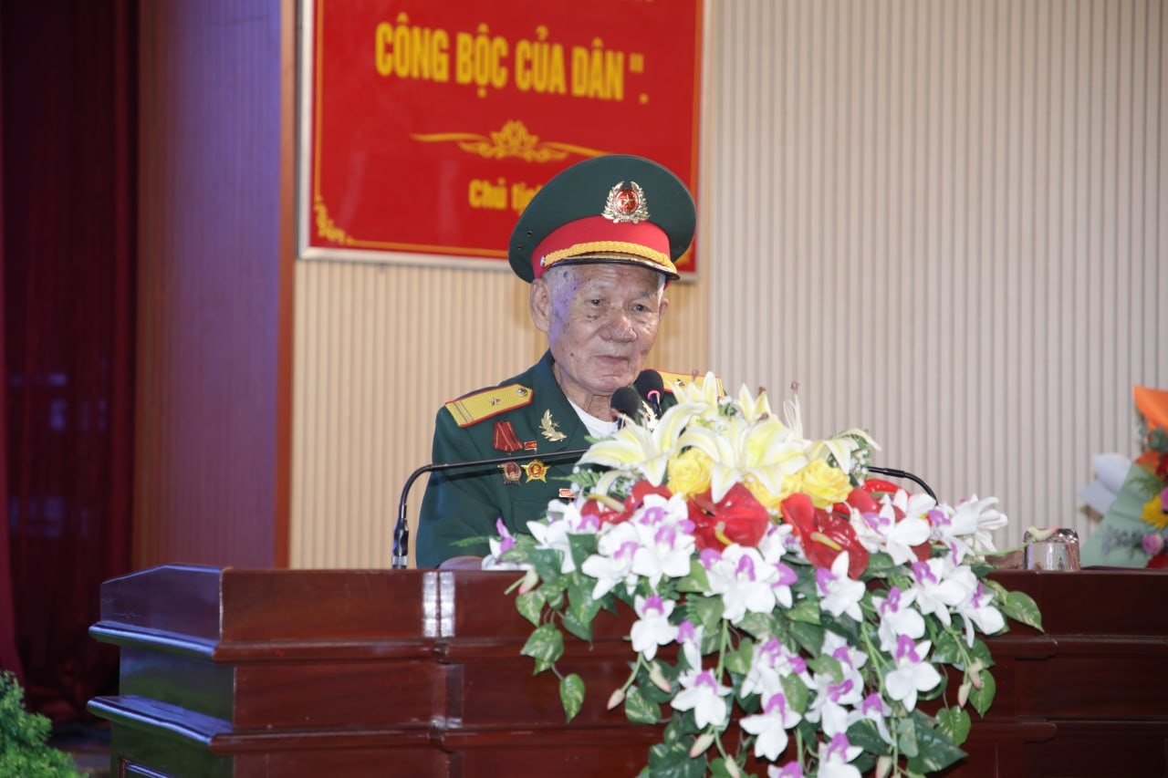 Đồng chí Nguyễn Ngọc Ảnh phát biểu nhắc lại lịch sử đơn vị