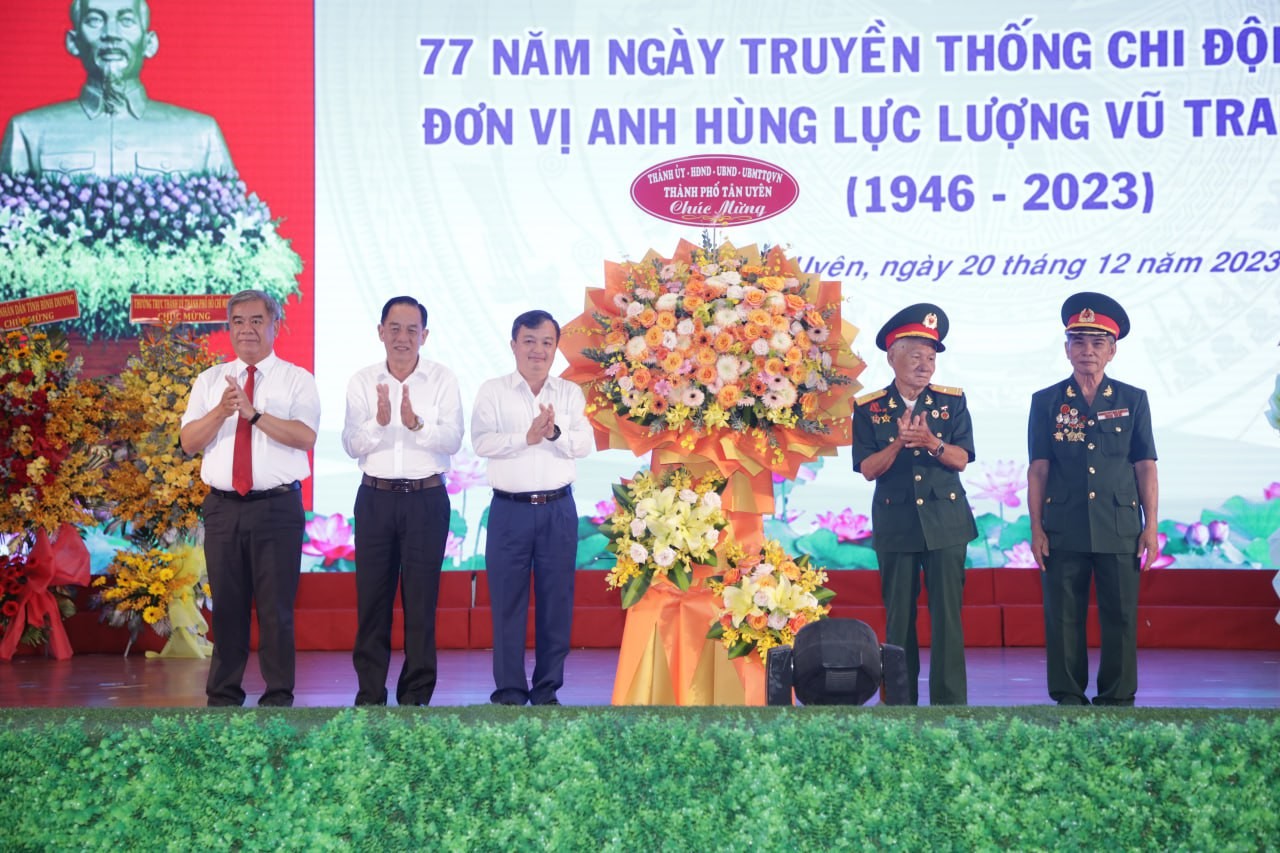 Đại diện các cơ quan trao tặng lẵng hoa chúc mừng cho Ban liên lạc Chi đội 10 Biên Hòa