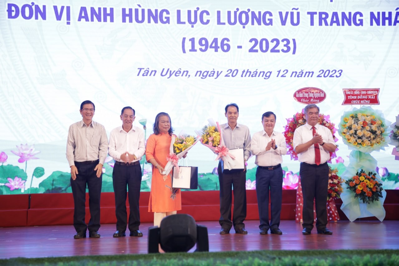 Gia đình thân nhân các cán bộ chiến sĩ nhận quà tri ân từ lãnh đạo địa phương