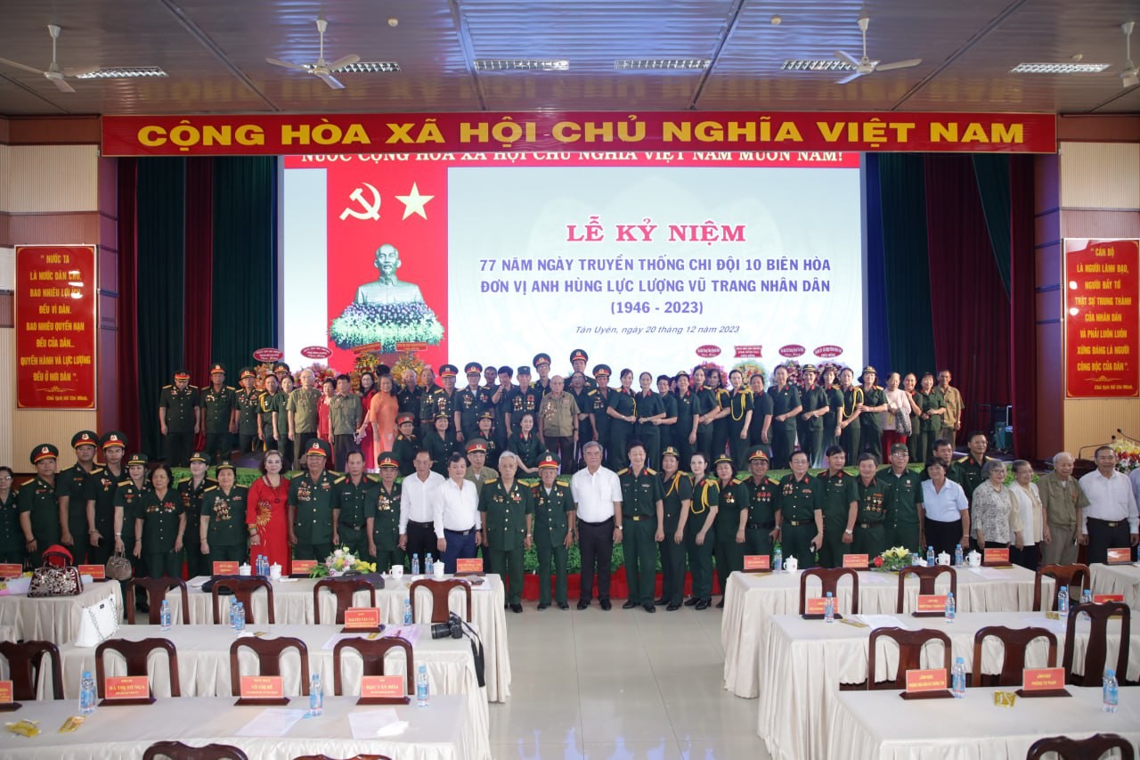 Ban tổ chức chụp ảnh kỷ niệm cùng đại biểu, khách mời