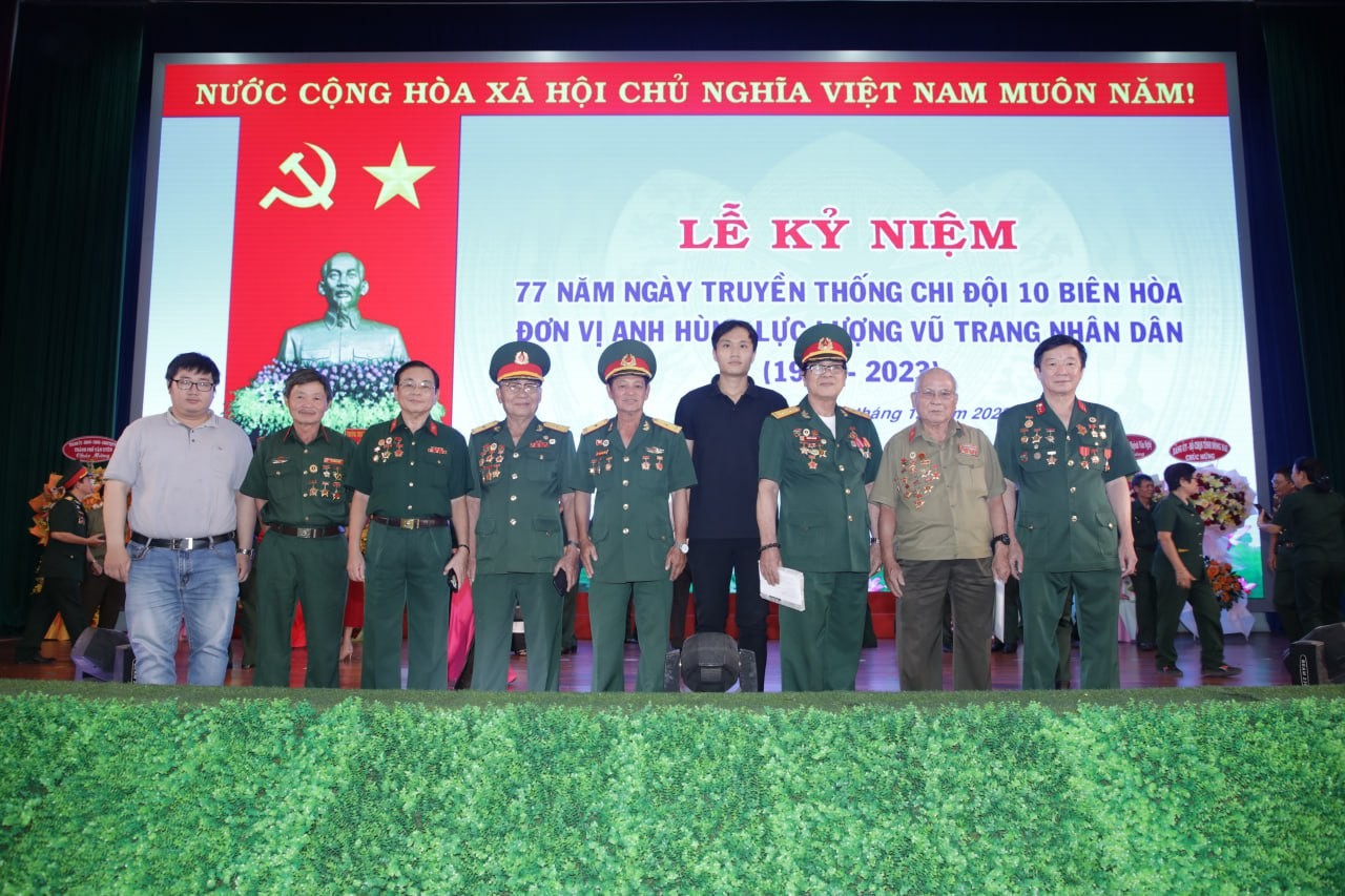 Phóng viên, CTV Tạp chí Làng nghề Việt Nam chụp ảnh kỷ niệm cùng đại biểu tham dự buổi lễ