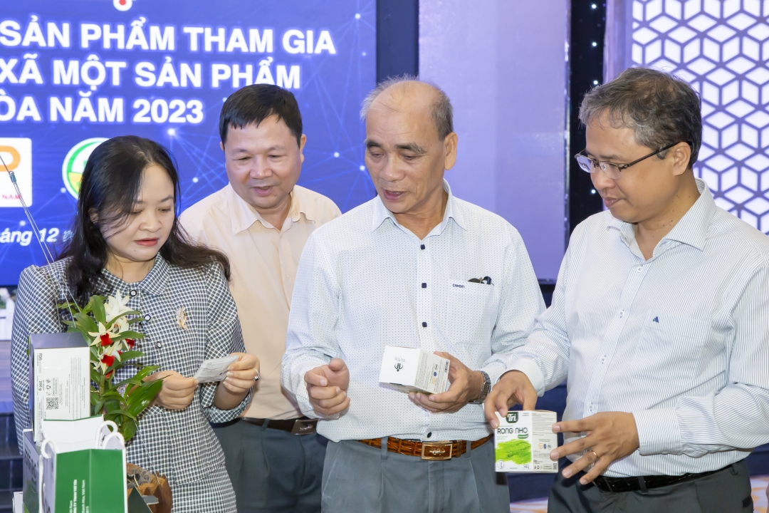 Khánh Hòa đề nghị Trung ương công nhận 1 sản phẩm OCOP 5 sao Chủ thể Rong nho Trí Tín trao đổi với Hội đồng về sản phẩm