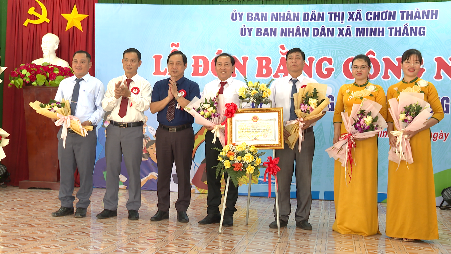 Ông Trương Tấn Nhất Linh, trao Bằng công nhận “Đạt chuẩn nông thôn mới nâng cao năm 2022” cho xã Minh Thắng, thị xã Chơn Thành