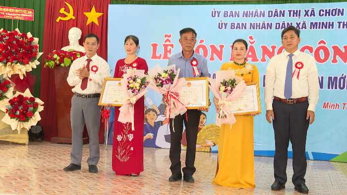 Ông Trương Tấn Nhất Linh, trao bằng khen cho các tập thể, cá nhân có thành tích xuất sắc trong thực hiện phong trào thi đua xây dựng NTM của tỉnh
