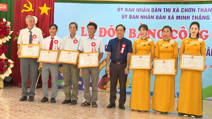 Ông Thành Lê Hoàng Lâm - Ủy viên Ban Thường vụ Tỉnh ủy, Bí thư Thị ủy Chơn trao tặng giấy khen cho các tập thể, cá nhân thành tích xuất sắc trong thực hiện phong trào thi đua xây dựng NTM của thị xã