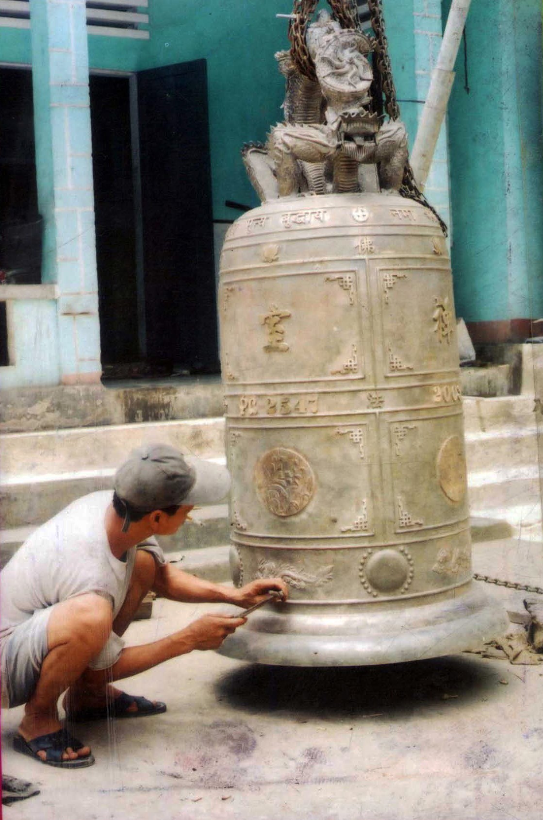 Nghệ nhân Phước Kiều làm nguội sản phẩm chuông đồng