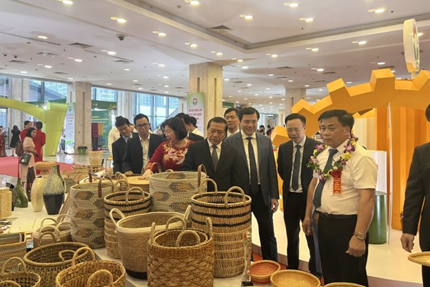 Đại biểu thăm quan gian hàng tại hội chợ triển lãm Đại biểu thăm quan gian hàng tại hội chợ triển lãm