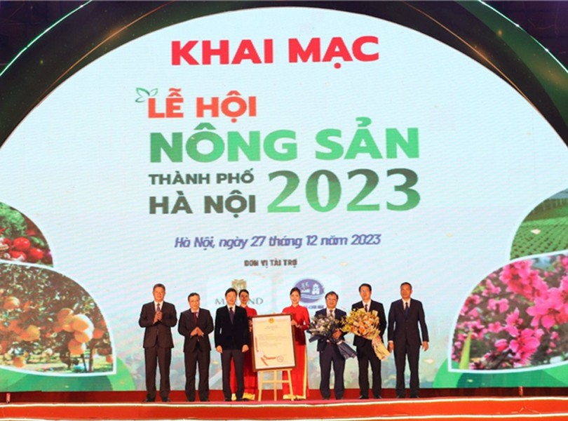 Phó Chủ tịch UBND thành phố và các đại biểu trao công bố và trao chỉ dẫn địa lý “La Tinh Hoài Đức” cho sản phẩm bưởi đường huyện Hoài Đức. Phó Chủ tịch UBND thành phố và các đại biểu trao công bố và trao chỉ dẫn địa lý “La Tinh Hoài Đức” cho sản phẩm bưởi đường huyện Hoài Đức.