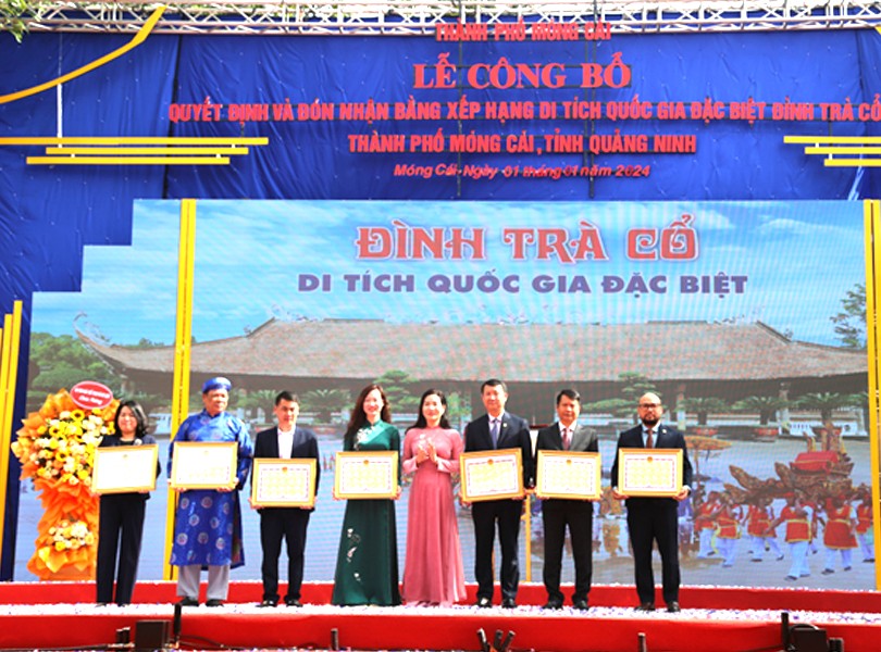 Bà Nguyễn Thị Hạnh, Phó Chủ tịch UBND tỉnh, trao Bằng khen của UBND tỉnh cho các tập thể, cá nhân có thành tích xuất sắc trong việc lập hồ sơ đề nghị Thủ tướng Chính phủ công nhận xếp hạng đình Trà Cổ là Di tích quốc gia đặc biệt.