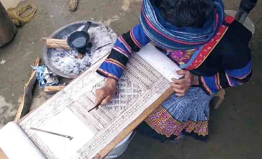 Những họa tiết tỉ mỉ được vẽ bằng sáp ong, biểu hiện cho thế giới vũ trụ của người Mông (Ảnh: Mai Vân). Những họa tiết tỉ mỉ được vẽ bằng sáp ong, biểu hiện cho thế giới vũ trụ của người Mông (Ảnh: Mai Vân).