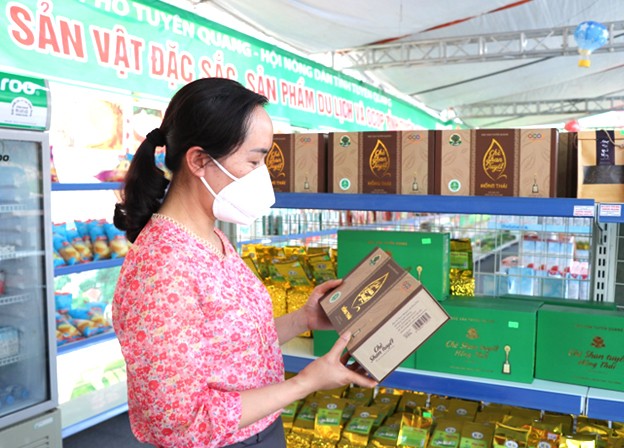 Người dân chọn mua hàng tại địa điểm bán hàng OCOP trên địa bàn tỉnh Tuyên Quang