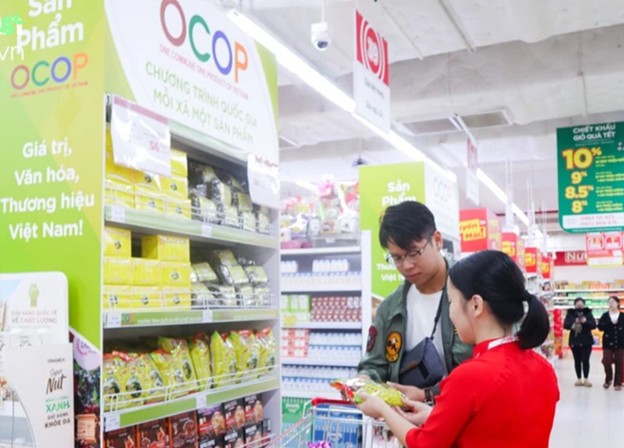 Gian hàng OCOP ở một siêu thị tại TP.Vinh thu hút sự quan tâm của khách