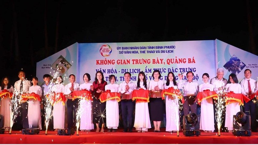 Lãnh đạo tỉnh, sở, ban, ngành và địa phương cắt băng khai mạc không gian trưng bày, quảng bá văn hóa - du lịch Lãnh đạo tỉnh, sở, ban, ngành và địa phương cắt băng khai mạc không gian trưng bày, quảng bá văn hóa - du lịch