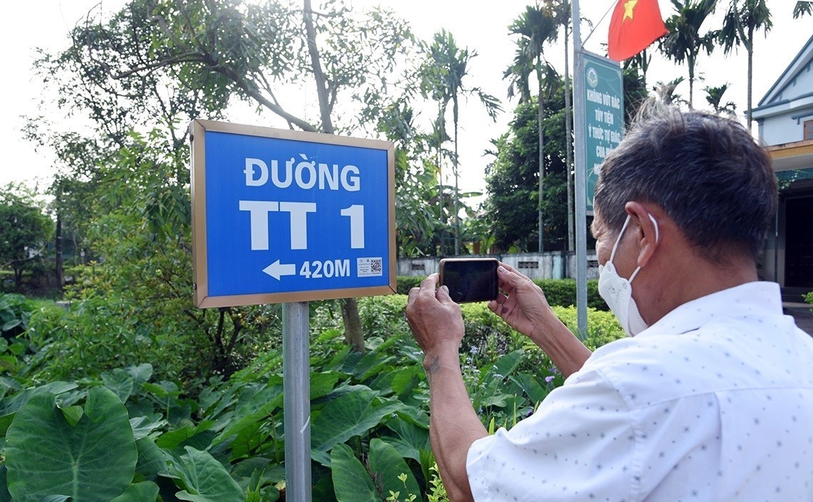 Sau hơn 1 thập kỷ, Chương trình xây dựng Nông thôn mới tại tỉnh có nhiều chuyển biến rõ rệt. Từ một tỉnh nghèo, Hà Tĩnh vươn lên là “điểm sáng” của toàn quốc với nhiều mô hình nổi bật về mô hình sản xuất, khu dân cư kiểu mẫu, khu dân cư thông minh, công sở thông minh,… Sau hơn 1 thập kỷ, Chương trình xây dựng Nông thôn mới tại tỉnh có nhiều chuyển biến rõ rệt. Từ một tỉnh nghèo, Hà Tĩnh vươn lên là “điểm sáng” của toàn quốc với nhiều mô hình nổi bật về mô hình sản xuất, khu dân cư kiểu mẫu, khu dân cư thông minh, công sở thông minh,…