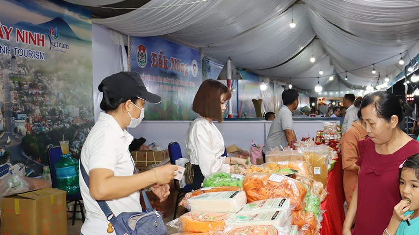 Đặc sản Tây Ninh tại không gian trưng bày thu hút người tham quan Đặc sản Tây Ninh tại không gian trưng bày thu hút người tham quan