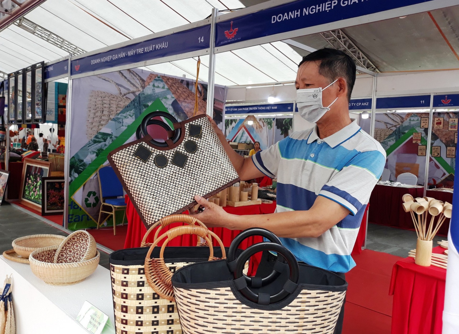 Những khó khăn cần tháo gỡ của sản phẩm thủ công mỹ nghệ Việt Nam ra thị trường quốc tế Những khó khăn cần tháo gỡ của sản phẩm thủ công mỹ nghệ Việt Nam ra thị trường quốc tế