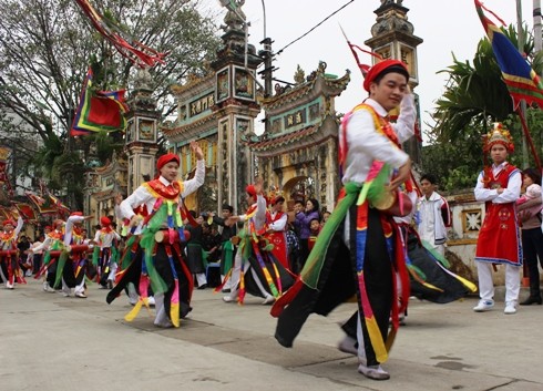 Múa bồng tại lễ hội làng Triều Khúc
