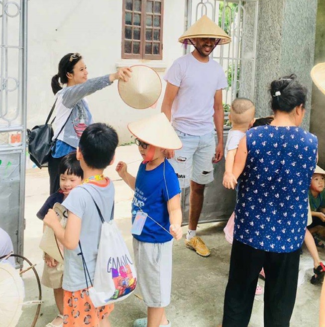 Khách du lịch tham quan làng nón truyền thống Vĩnh Thịnh, xã Đại Áng