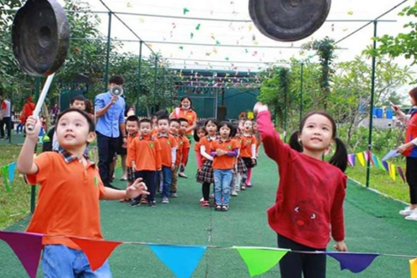 Các bạn học sinh tham gia hoạt động du lịch trải nghiệm tại một khu du lịch sinh thái trên địa bàn huyện Thanh Trì.