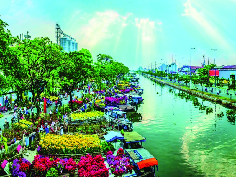 Chợ hoa “trên bến dưới thuyền” tại bến Bình Đông là một trong những chợ hoa đặc biệt tại TP.Hồ Chí Minh mỗi khi tết đến Xuân về.