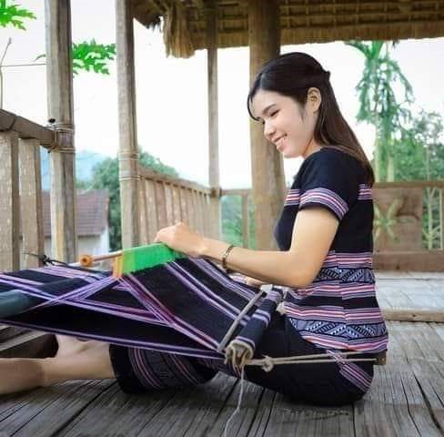 Chị Phạm Thị Sung đang dệt thổ cẩm Chị Phạm Thị Sung đang dệt thổ cẩm