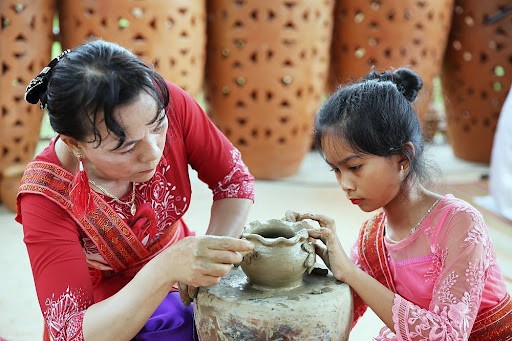 Làng nghề Chăm hối hả vào Xuân