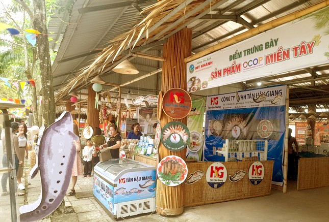 Phó Chủ tịch UBND thành phố Cần Thơ Nguyễn Ngọc Hè (phải) trao chứng nhận sản phẩm du lịch OCOP 4 sao đầu tiên ở ĐBSCL cho đại diện Làng du lịch Mỹ Khánh.  Phó Chủ tịch UBND thành phố Cần Thơ Nguyễn Ngọc Hè (phải) trao chứng nhận sản phẩm du lịch OCOP 4 sao đầu tiên ở ĐBSCL cho đại diện Làng du lịch Mỹ Khánh.