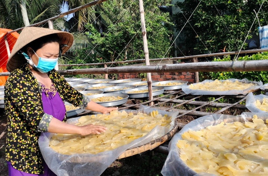 Chị Nguyễn Thúy Diễm (ấp 5, xã Lạc Tấn) tất bật chuẩn bị làm mứt gừng đáp ứng đơn đặt hàng của khách.