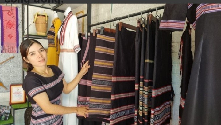 Những sản phẩm thổ cẩm được trưng bày tại cửa hàng của chị Sung Những sản phẩm thổ cẩm được trưng bày tại cửa hàng của chị Sung