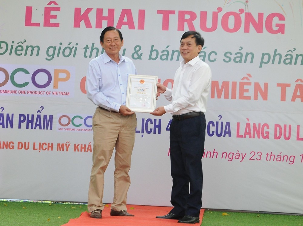Phó Chủ tịch UBND thành phố Cần Thơ Nguyễn Ngọc Hè (phải) trao chứng nhận sản phẩm du lịch OCOP 4 sao đầu tiên ở ĐBSCL cho đại diện Làng du lịch Mỹ Khánh.  Phó Chủ tịch UBND thành phố Cần Thơ Nguyễn Ngọc Hè (phải) trao chứng nhận sản phẩm du lịch OCOP 4 sao đầu tiên ở ĐBSCL cho đại diện Làng du lịch Mỹ Khánh.