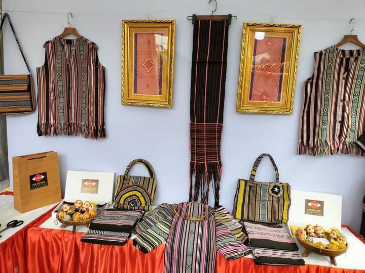 Cửa hàng của chị Sung như một “bảotàng” thu nhỏ lưu giữ những giá trị vănhóa truyền thống của dân tộc H’rê. Cửa hàng của chị Sung như một “bảotàng” thu nhỏ lưu giữ những giá trị vănhóa truyền thống của dân tộc H’rê.