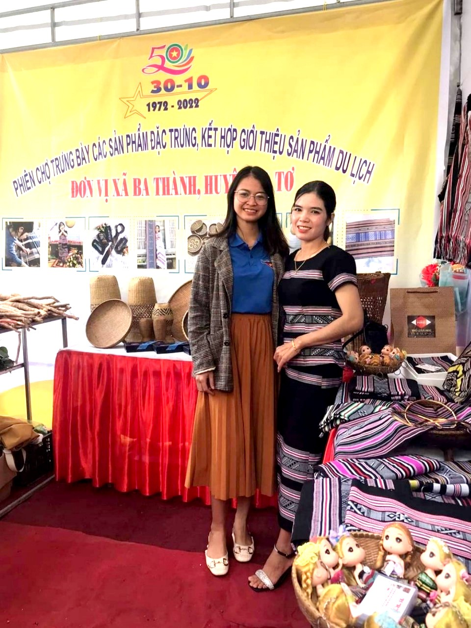 Thổ cẩm làng Teng tham gia Phiên chợ trưng bày các sản phẩm đặc trưng kết hợp giới thiệu sản phẩm du lịch năm 2022. Thổ cẩm làng Teng tham gia Phiên chợ trưng bày các sản phẩm đặc trưng kết hợp giới thiệu sản phẩm du lịch năm 2022.