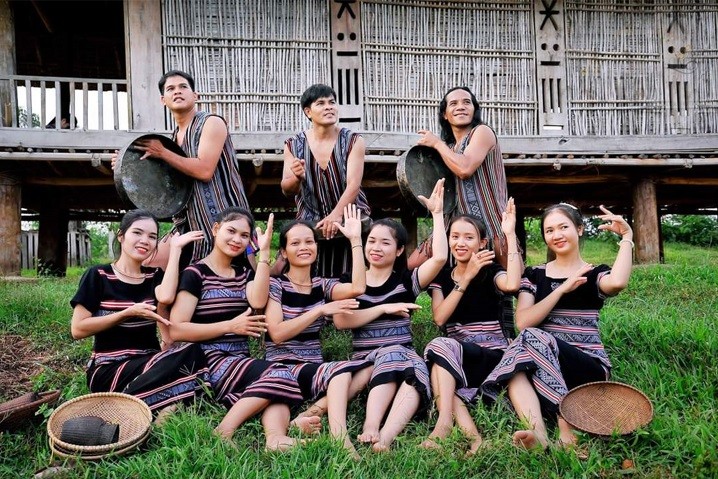 Chị Sung cùng những người trẻ ở làng Teng đã và đang nỗ lực từng ngày để gìn giữ văn hoá dân tộc và đưa thổ cẩm H'rê vươn xa Chị Sung cùng những người trẻ ở làng Teng đã và đang nỗ lực từng ngày để gìn giữ văn hoá dân tộc và đưa thổ cẩm H'rê vươn xa