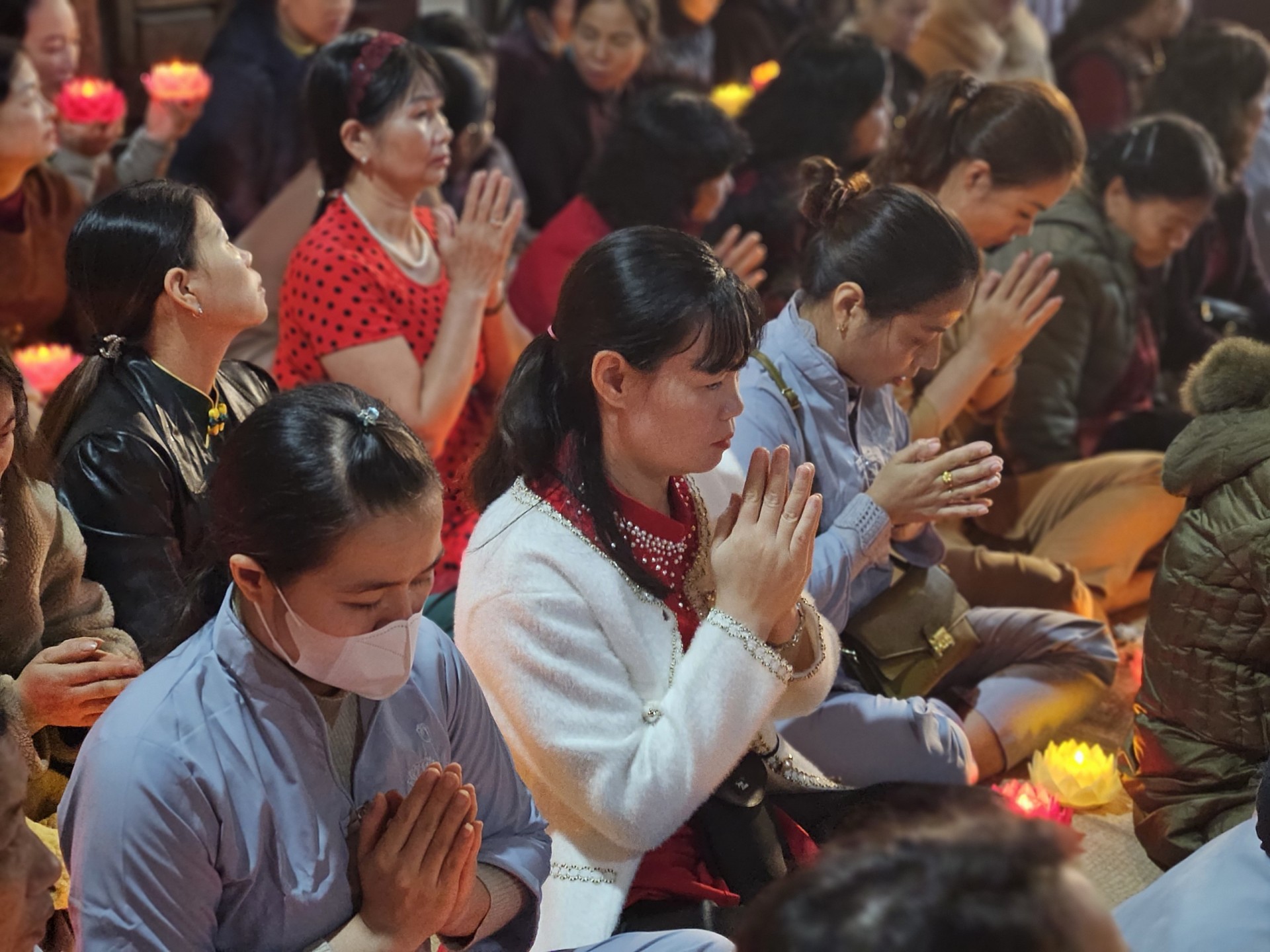 Những hình ảnh đẹp tại lễ thắp đèn Quảng Chiếu tại đền Nguyên Phi Ỷ Lan Những hình ảnh đẹp tại lễ thắp đèn Quảng Chiếu tại đền Nguyên Phi Ỷ Lan