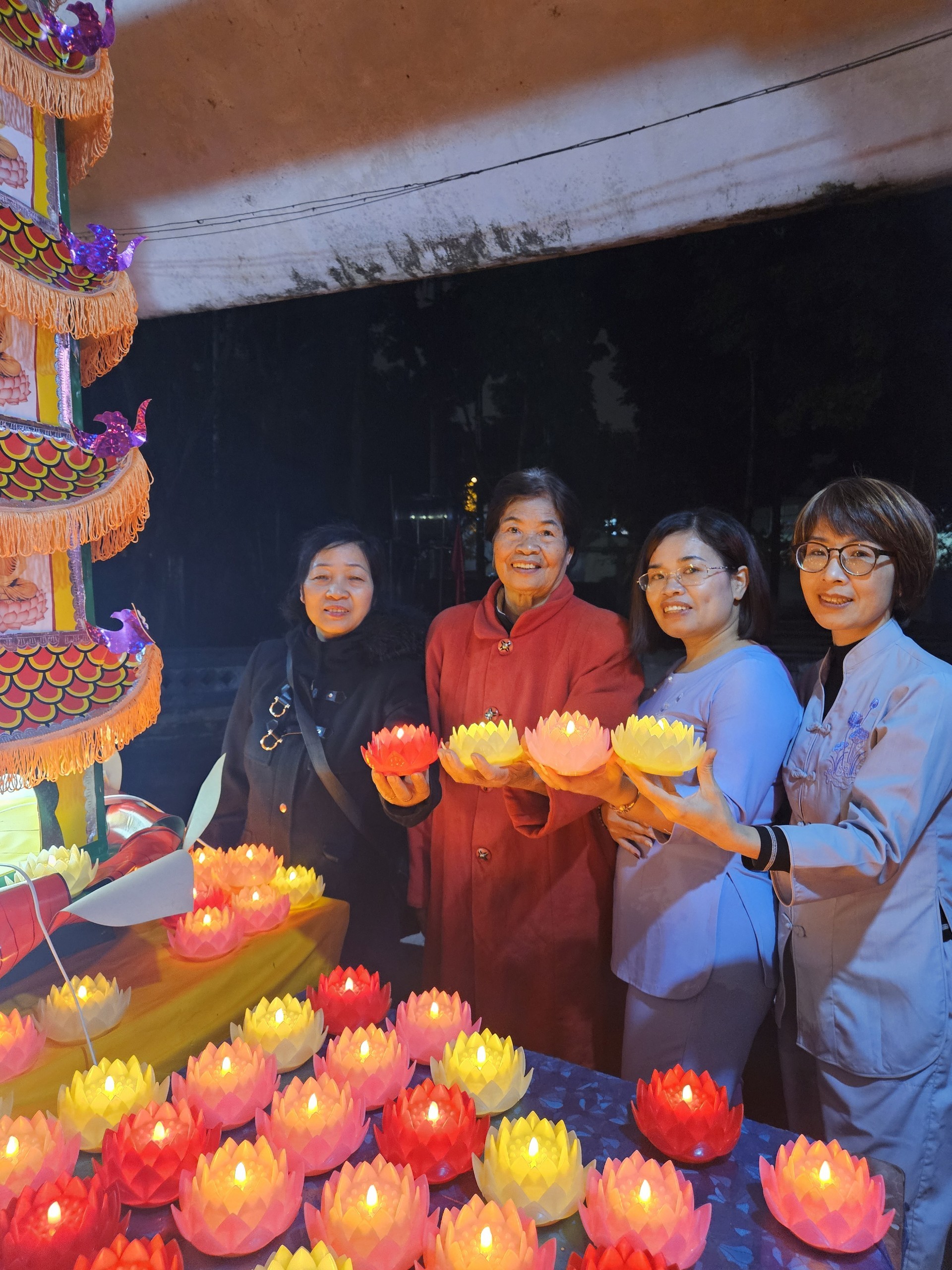 Những hình ảnh đẹp tại lễ thắp đèn Quảng Chiếu tại đền Nguyên Phi Ỷ Lan Những hình ảnh đẹp tại lễ thắp đèn Quảng Chiếu tại đền Nguyên Phi Ỷ Lan