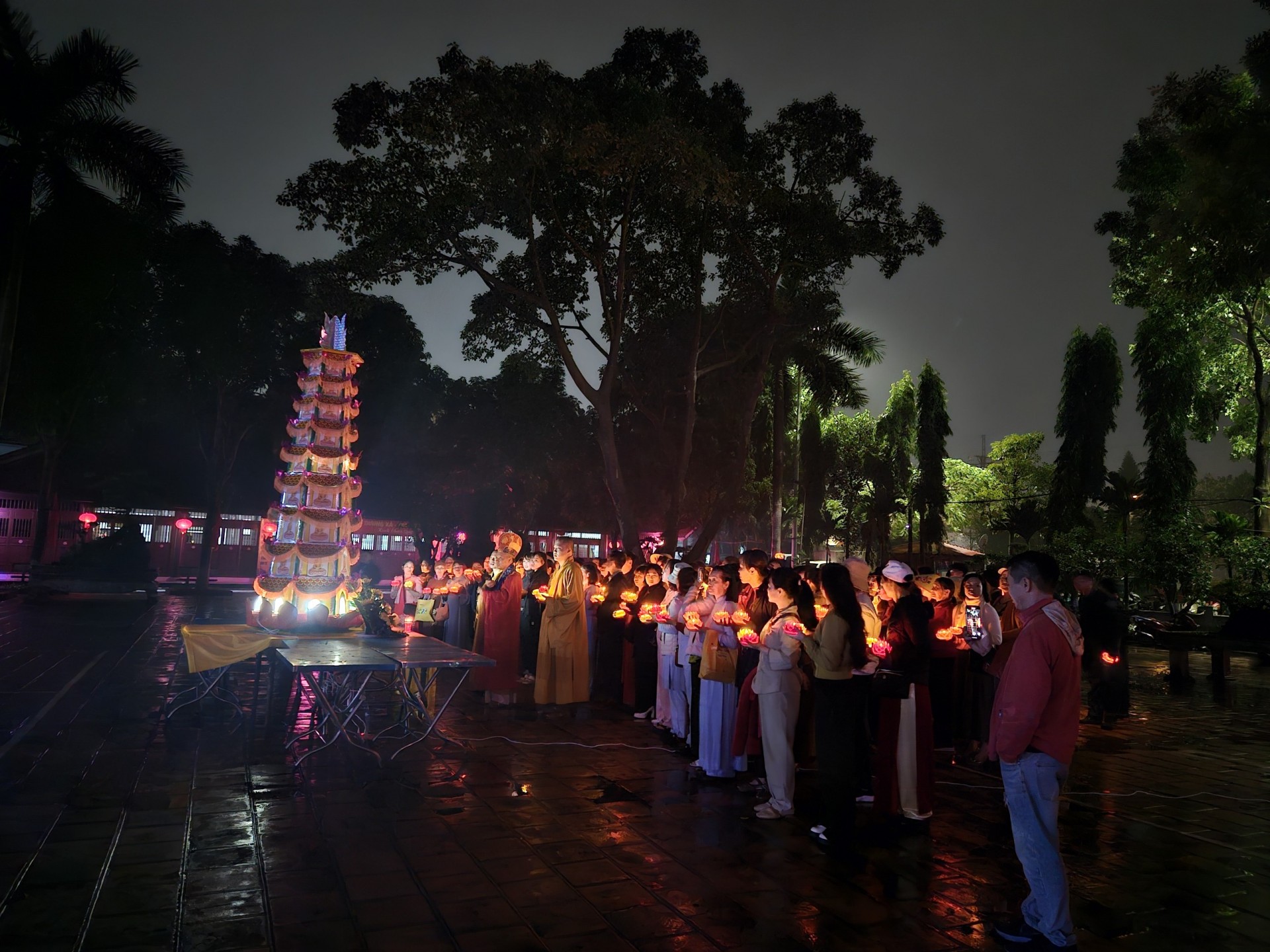 Những hình ảnh đẹp tại lễ thắp đèn Quảng Chiếu tại đền Nguyên Phi Ỷ Lan Những hình ảnh đẹp tại lễ thắp đèn Quảng Chiếu tại đền Nguyên Phi Ỷ Lan