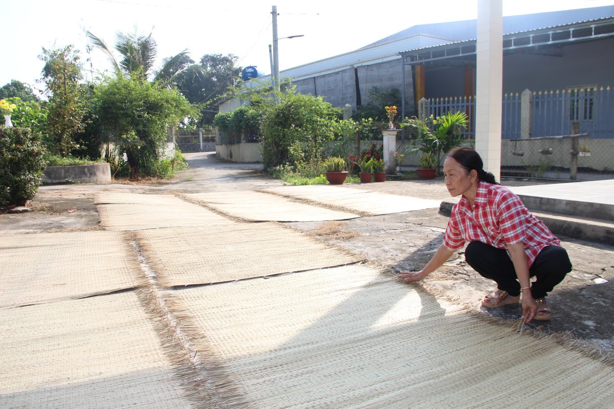 Người dân thường tận dụng khoảng sân trước nhà để phơi chiếu cho ráo trước khi giao cho khách hàng Người dân thường tận dụng khoảng sân trước nhà để phơi chiếu cho ráo trước khi giao cho khách hàng