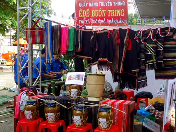 Rượu cần Ê Đê được trưng bày và quảng bá ở nhiều nơi