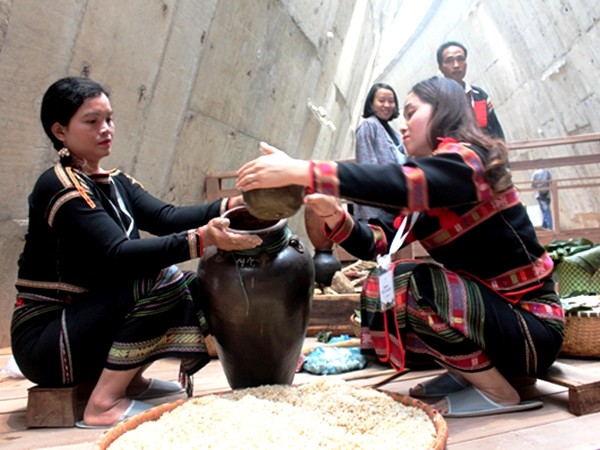 Một công đoạn trong quy trình ủ rượu cần