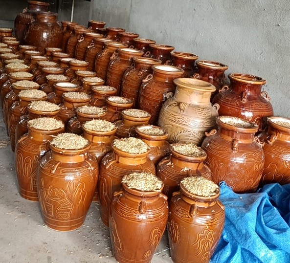 Giàu từ nghề làm rượu cần