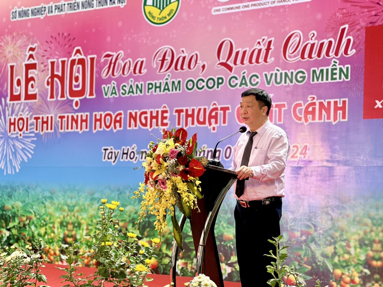 Ông Nguyễn Văn Chí, Phó Chánh Thường trực Văn phòng Điều phối nông thôn mới thành phố Hà Nội phát biểu tại Lễ hội.