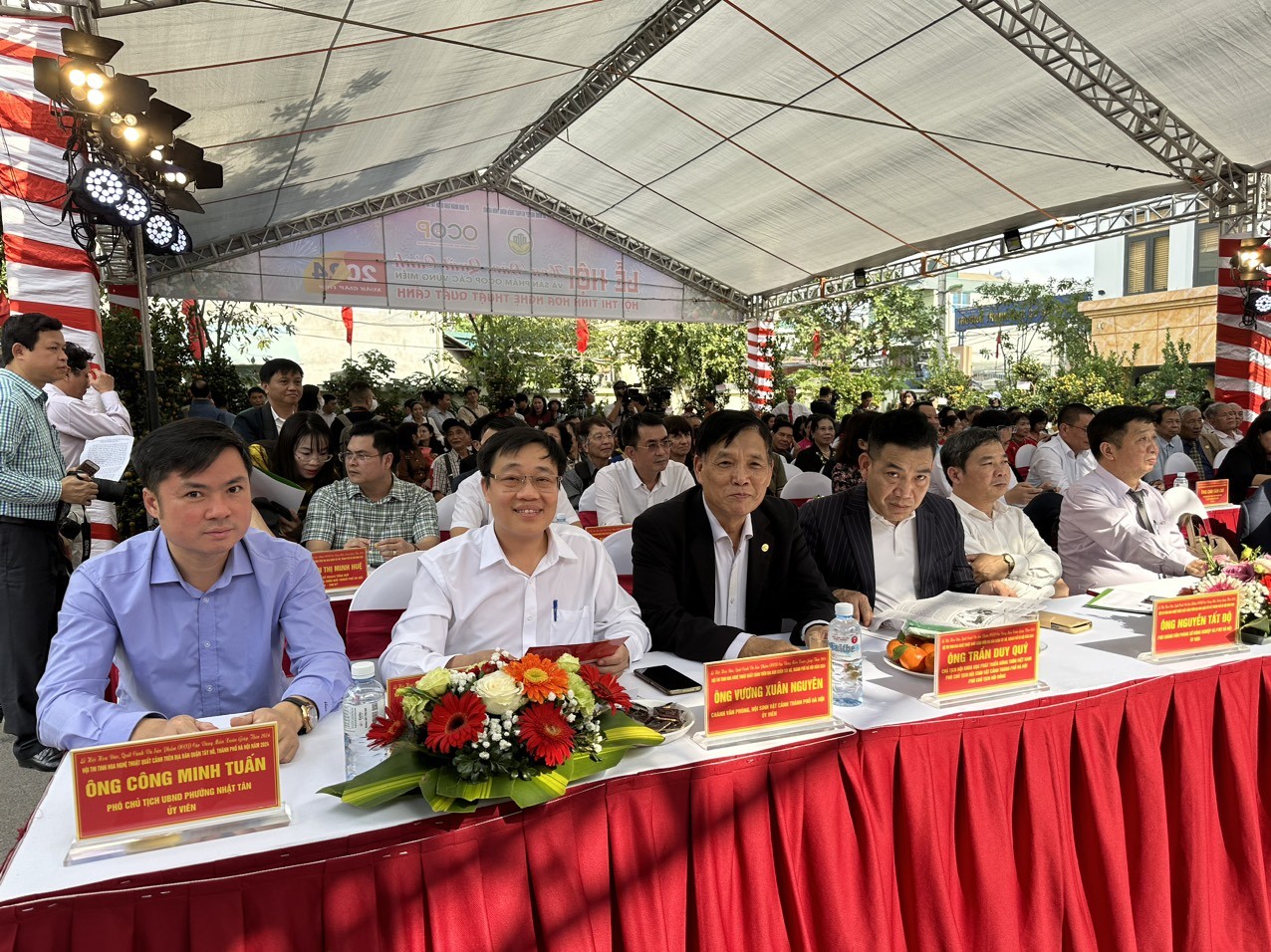 Các đại biểu tham dự Lễ hội (Ông Nguyễn Văn Vũ, Phó Chủ tịch - Tổng Biên tập Tạp chí Làng nghề Việt Nam / Hiệp hội Làng nghề Việt Nam (người thứ 3 từ trái sang