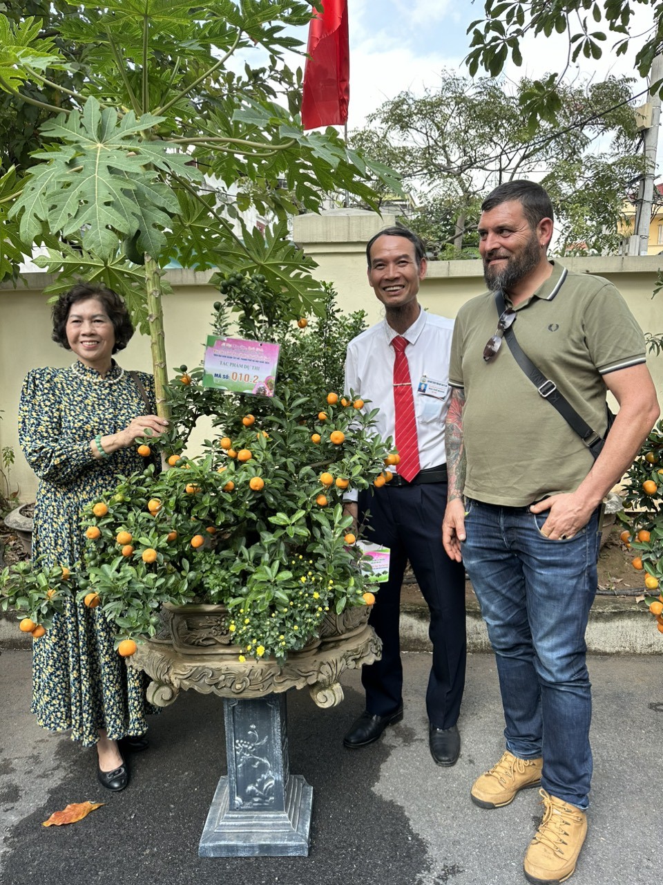 Nghệ nhân Nguyễn Văn Mạnh (người đứng giữa) bên tác phẩm dự thi