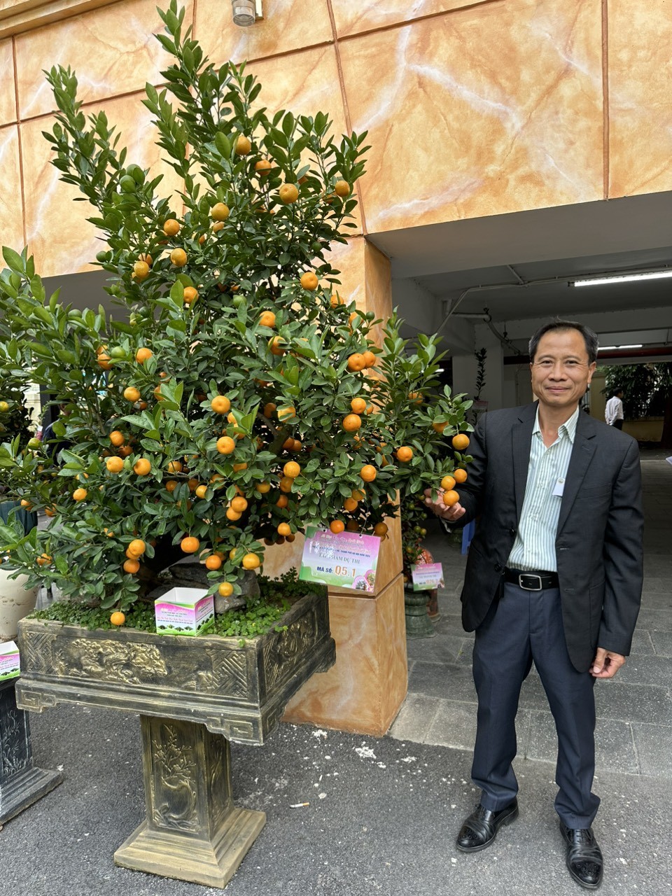 Ông Hoàng Văn Luận bên tác phẩm dự thi