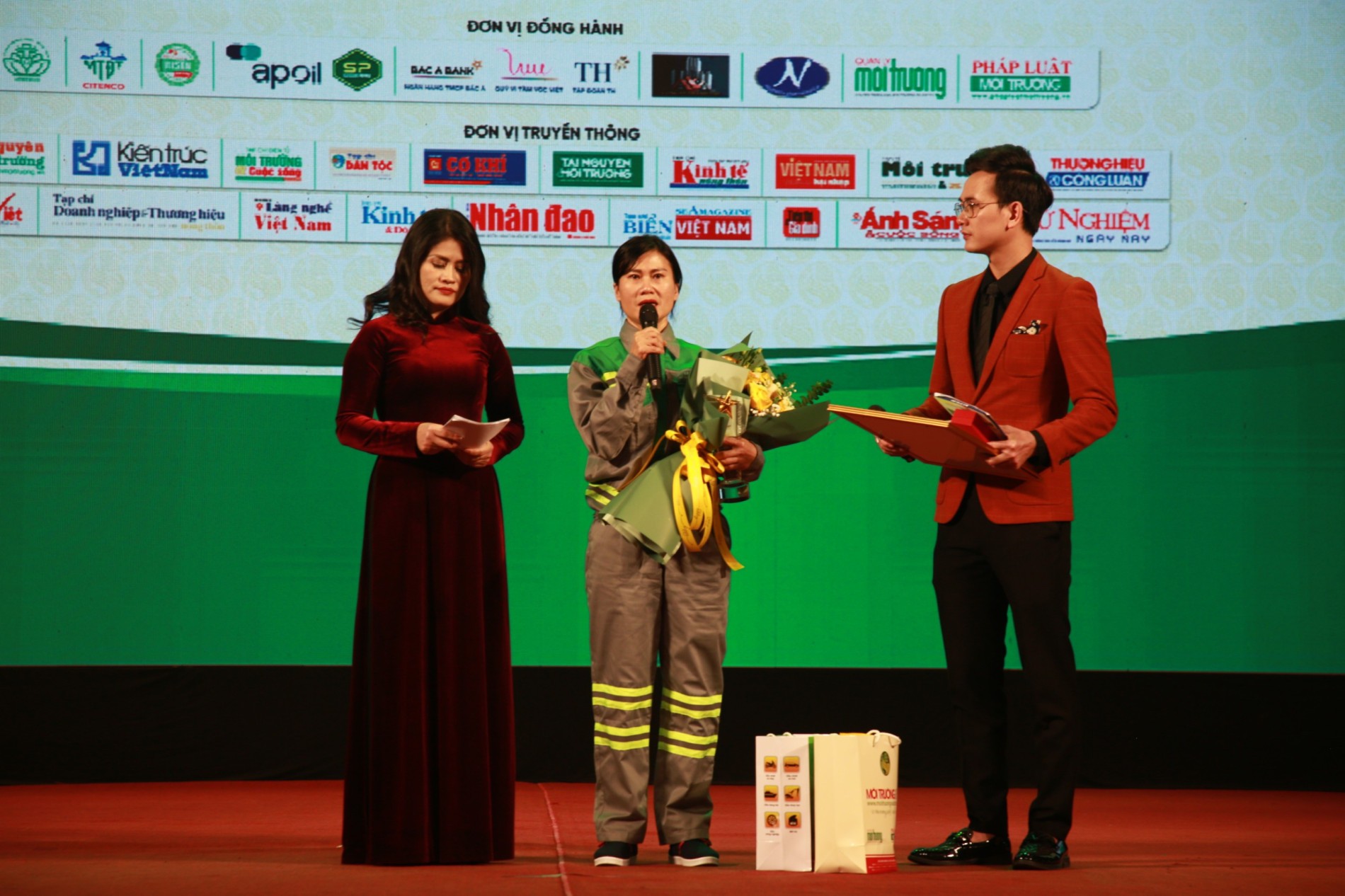 Chổi Kim cương thuộc Lê Thị Thuỳ Tân, Công ty Cổ phần Môi trường đô thị Quảng Ngãi xúc động chia sẻ niềm vui và hạnh phúc khi được đón nhận giải cao nhất của chương trình