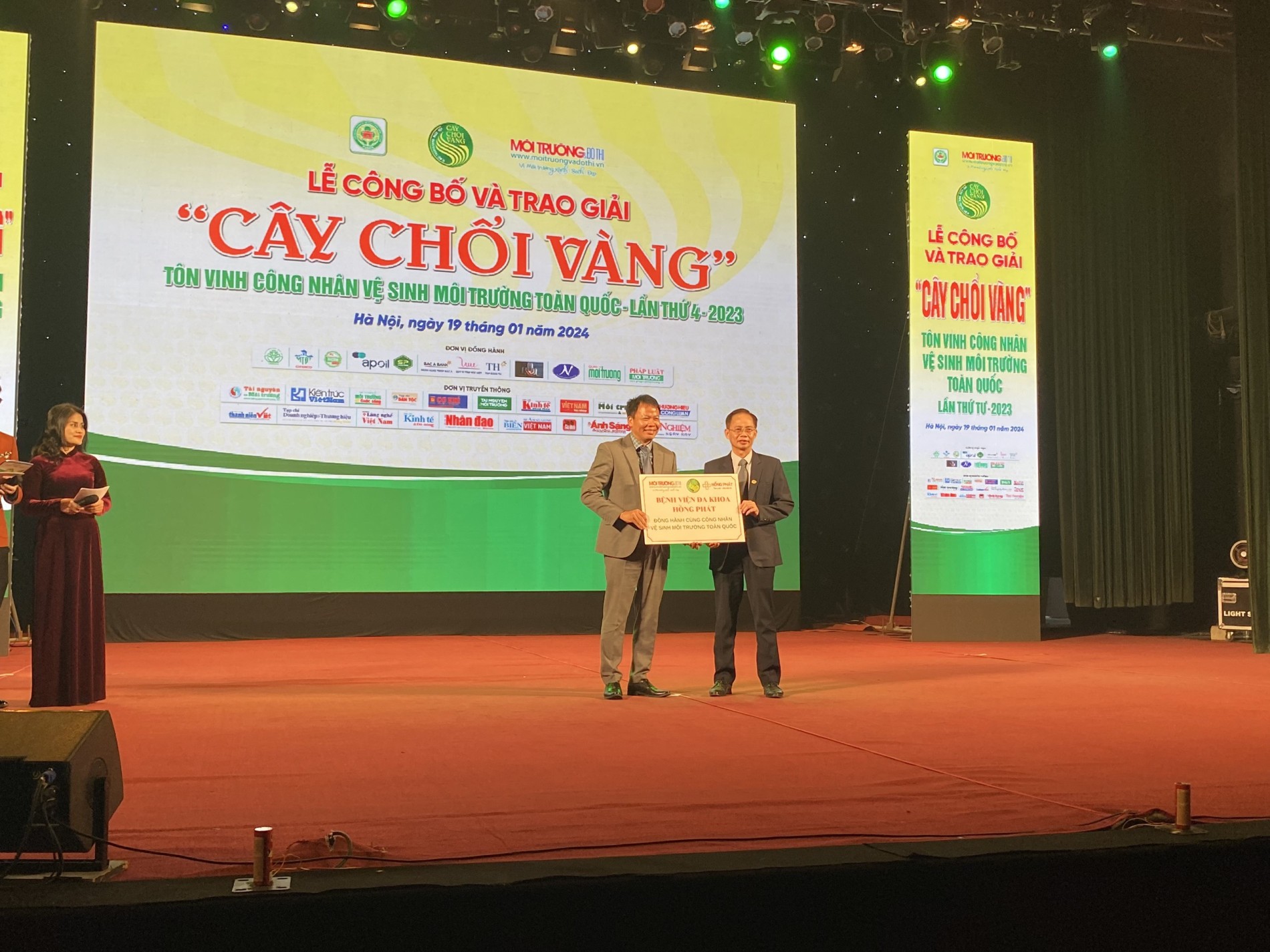 Ông Nguyễn Đức Văn, Giám đốc điều hành Bệnh viện đa khoa Hồng Phát trao tặng cho những công nhân môi trường trên toàn quốc gói khám chữa bệnh trong năm 2024